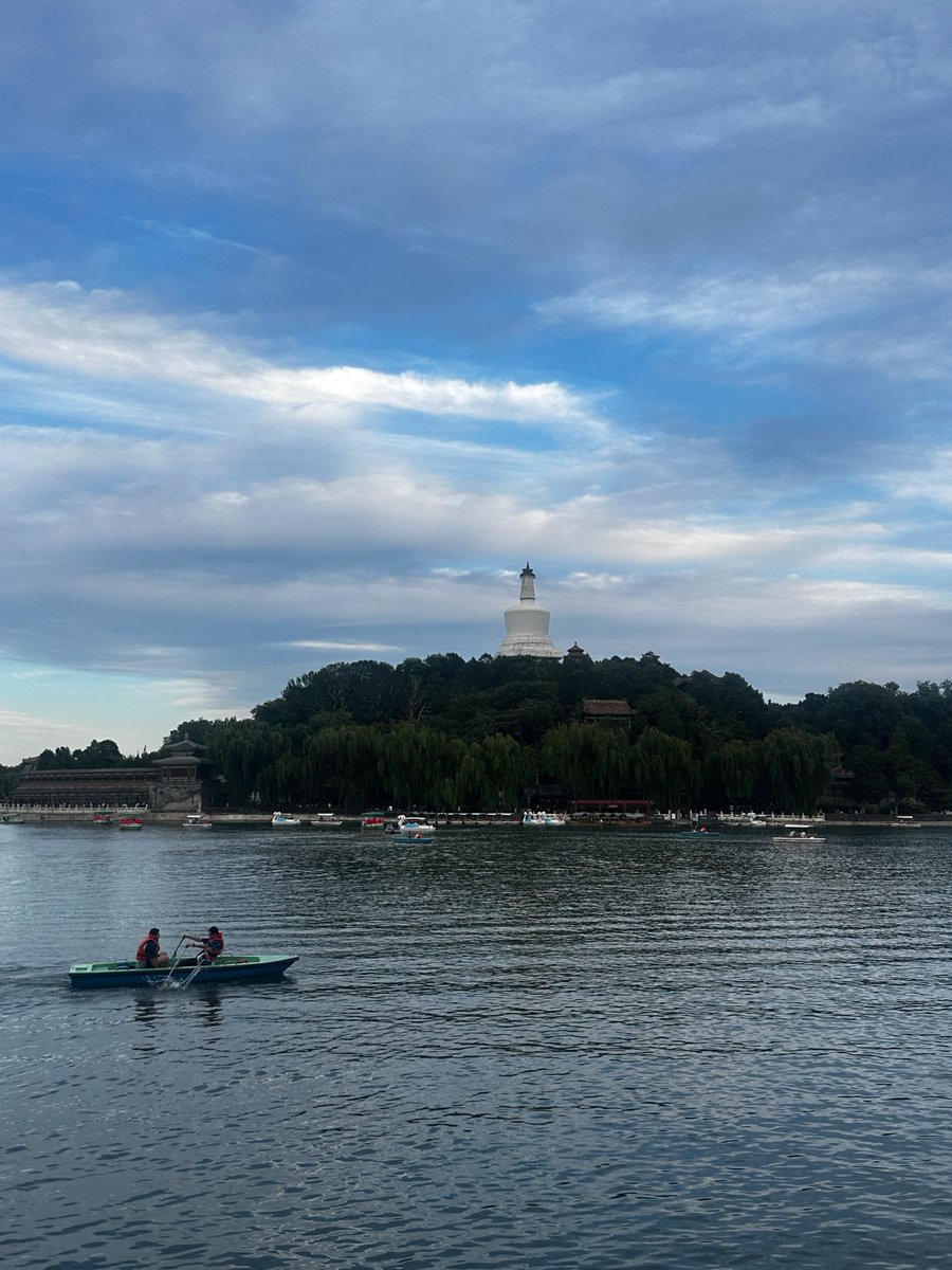 grab624061's tweet photo. A fall afternoon at Beihai Park #Beijing https://t.co/FJfMZY5mtR