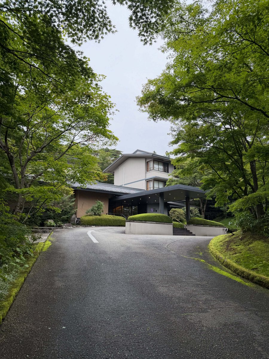 statsuo's tweet photo. 先日、那須温泉の山楽に行って来ました。
温泉も料理も素晴らしかったのですが、
どうしても、いまだに謎なことが一つ。

夕食時のお酒のメニューに、
「小林」という日本酒がありました。
聞いたことないな、と思って、注文してみたら、
出て来たものは、鳳凰美田の純米大吟醸。
確かに、鳳凰美田は、栃木の小林酒造のもの。
でもなぜ、酒蔵の名前で呼ばれる？

そして翌日のチェックアウトの時、
明細にはしっかり「鳳凰美田」と印刷されていたのに、
フロントの人はなぜか、「小林を一杯でしたね」と。

鳳凰美田、と書いてあるんだから、
鳳凰美田と言えばいいじゃん、と思ったけど、、、
何か大人の事情があるのかもしれないから、
追求するのはやめました😅