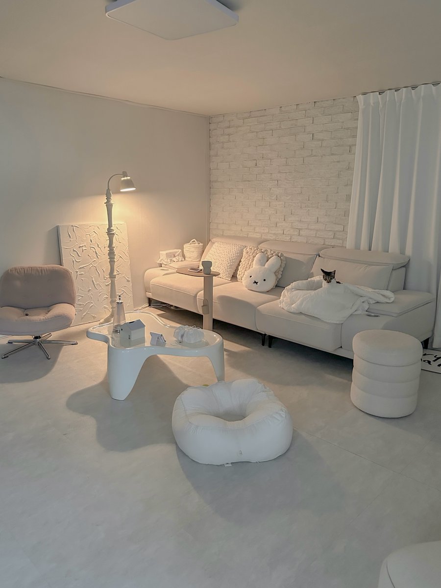chloeandersonab's tweet photo. This is the upstairs guest room. The living room with the mint-colored sofa I showed yesterday is downstairs. Those who recently saw our home may not know this. We designed this space like a studio for guests, with a bed, table, sofa, and washing https://t.co/gYRwJwD1qT