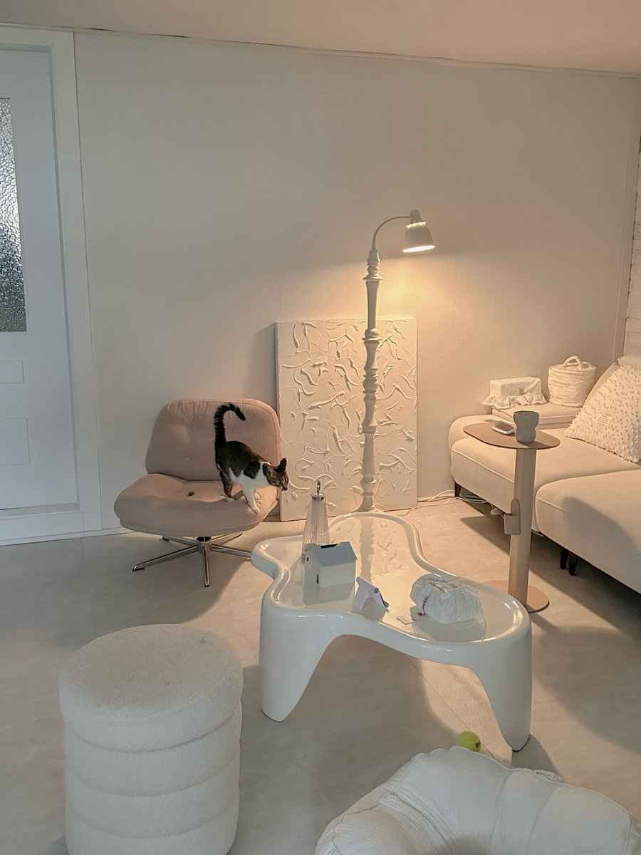 chloeandersonab's tweet photo. This is the upstairs guest room. The living room with the mint-colored sofa I showed yesterday is downstairs. Those who recently saw our home may not know this. We designed this space like a studio for guests, with a bed, table, sofa, and washing https://t.co/gYRwJwD1qT
