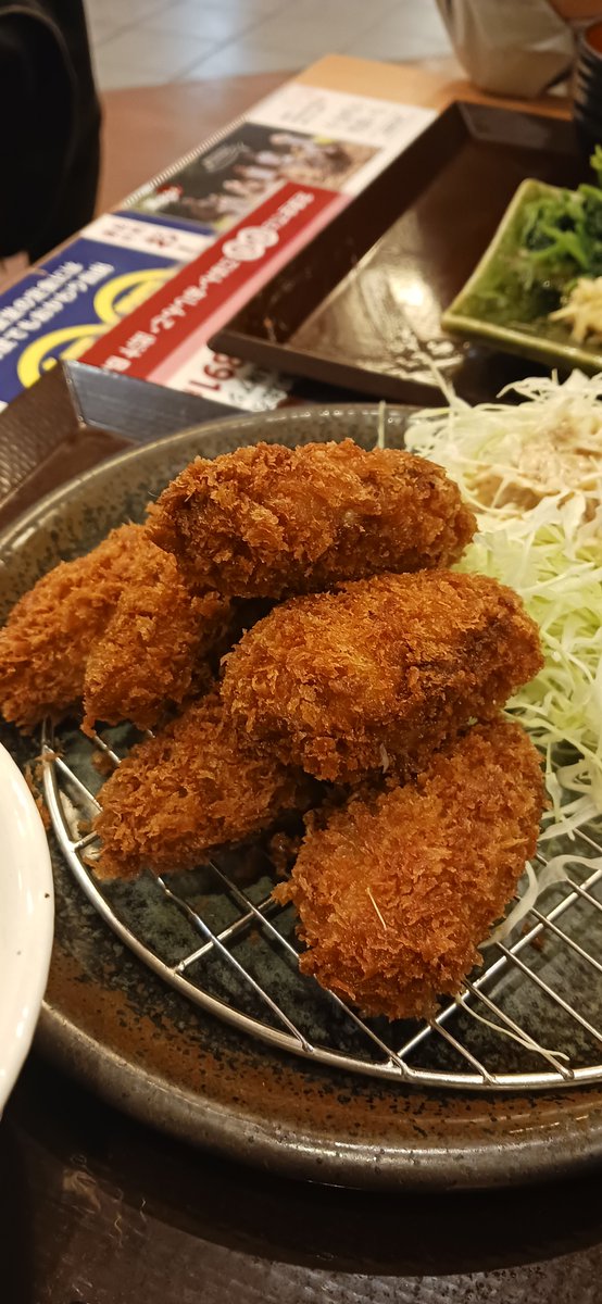 g_uttyskousaku's tweet photo. 隣県から舎弟っこが来たので彼の誕生日も近い事から美味しいもんでも食べながら久々模型クラブの製作会行って来ました🎵
意気地無しの彼は夕飯茶色い山の定食を避け🤣健康的な魚食ってましたが〆のアイスでアウトです😎
また来月な～🎵
老眼鏡借りたら世界が変わった…🤣 https://t.co/q4XriBf5tg