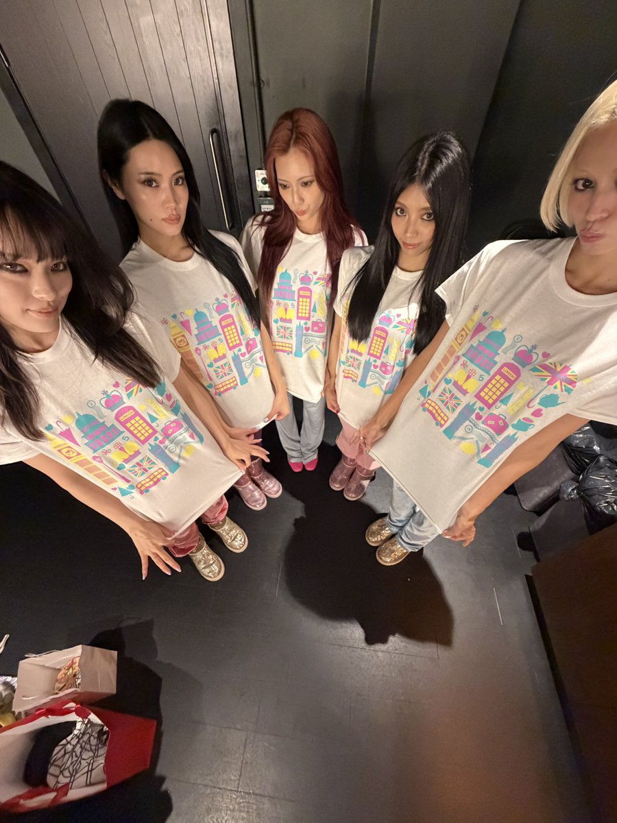 f5ve_official's tweet photo. exclusive London merch available tonight only 🇬🇧 https://t.co/eno91iwHFD