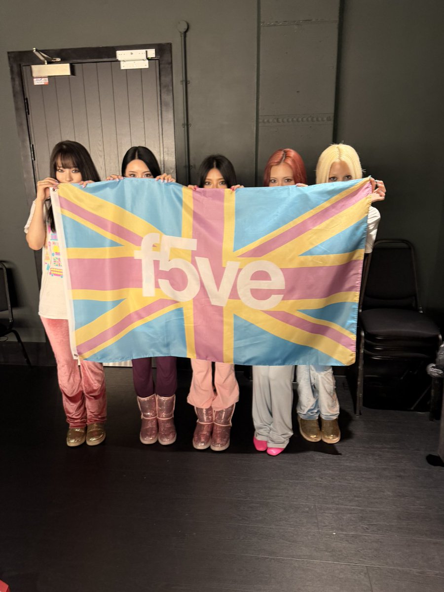 f5ve_official's tweet photo. exclusive London merch available tonight only 🇬🇧 https://t.co/eno91iwHFD