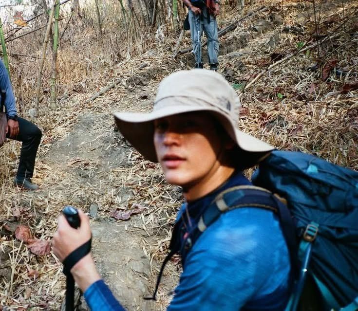TamagoPost's tweet photo. BAYU, 1998. Anak marketing yang tiap tanggal merah selalu punya agenda naik gunung buat cari arah hidup, walau besoknya tetap harus ke kantor. Kalau kalian punya tanggal merah sehari, bakal ngapain? 💛 https://t.co/OMO9bXfEPI