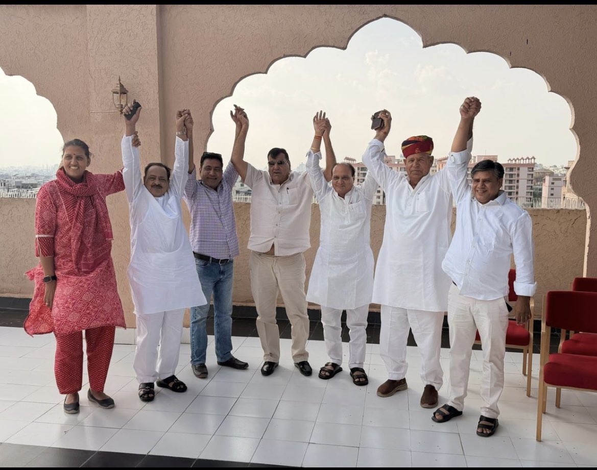 dineshdangi84's tweet photo. जयपुर शहर में आज चूरू के विधायकों और सांसद ने देहात के पंचायत चुनाव को लेकर मंथन किया... आखिर में एकजुटता की तस्वीर भी शेयर की... चूरू की कांग्रेस वाकई इतनी यूनाइटेड है... https://t.co/5kIPEWCDZP