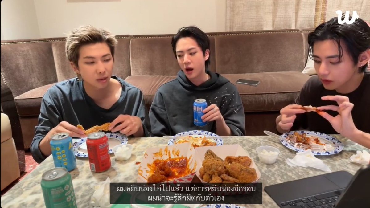 miso613ts's tweet photo. เป็นเอามาก อยู่ดีๆ ก็มาวุ่นวายกับการกินของคนอื่น เค้ากินอาหารร่วมกับมบ.ที่อยู่กันมาเป็น 10 ปีคนนอกมาเดือดร้อนอะไร แล้วในคลิปแรกนัมจุนกินน่องไก่ไปแล้วเค้าเลยหาชิ้นอื่นที่ไม่ใช่น่อง เค้ามีตามมารยาทและเจตนาดีด้วยซ้ำแต่กลับโดนตัดสินจากคนนอกที่ไม่ได้มีส่วนเกี่ยวข้อง ปัญหามันอยู่ที่ใคร https://t.co/zb29QR0PbI