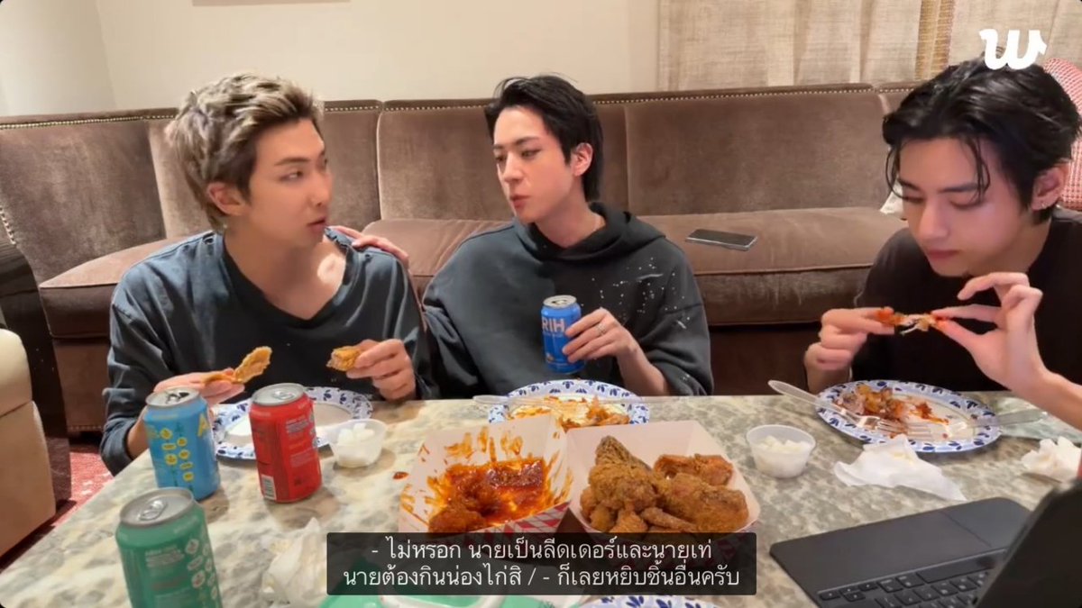 miso613ts's tweet photo. เป็นเอามาก อยู่ดีๆ ก็มาวุ่นวายกับการกินของคนอื่น เค้ากินอาหารร่วมกับมบ.ที่อยู่กันมาเป็น 10 ปีคนนอกมาเดือดร้อนอะไร แล้วในคลิปแรกนัมจุนกินน่องไก่ไปแล้วเค้าเลยหาชิ้นอื่นที่ไม่ใช่น่อง เค้ามีตามมารยาทและเจตนาดีด้วยซ้ำแต่กลับโดนตัดสินจากคนนอกที่ไม่ได้มีส่วนเกี่ยวข้อง ปัญหามันอยู่ที่ใคร https://t.co/zb29QR0PbI
