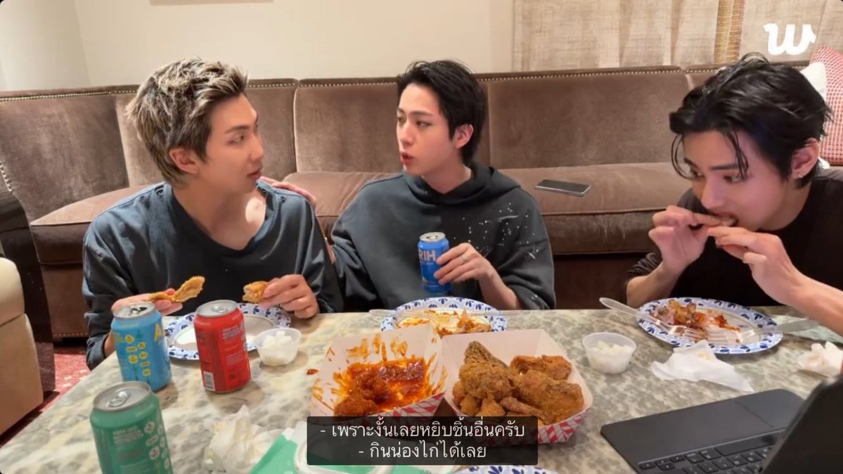 miso613ts's tweet photo. เป็นเอามาก อยู่ดีๆ ก็มาวุ่นวายกับการกินของคนอื่น เค้ากินอาหารร่วมกับมบ.ที่อยู่กันมาเป็น 10 ปีคนนอกมาเดือดร้อนอะไร แล้วในคลิปแรกนัมจุนกินน่องไก่ไปแล้วเค้าเลยหาชิ้นอื่นที่ไม่ใช่น่อง เค้ามีตามมารยาทและเจตนาดีด้วยซ้ำแต่กลับโดนตัดสินจากคนนอกที่ไม่ได้มีส่วนเกี่ยวข้อง ปัญหามันอยู่ที่ใคร https://t.co/zb29QR0PbI