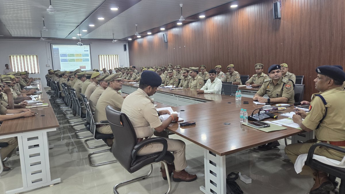 bandapolice's tweet photo. #bandapolice अपर पुलिस अधीक्षक बांदा शिवराज द्वारा पुलिस लाइन सभागार में महिला एवं बाल अपराधों की रोकथाम, गुमशुदा बच्चों की बरामदगी, वात्सल्य पोर्टल, किशोर न्याय अधिनियम की धारा 94 के अंतर्गत आयु निर्धारण प्रक्रिया एवं साइबर अपराधों के संबंध में दिए गए दिशा-निर्देश ।
#UPPolice https://t.co/06IanhrYG5