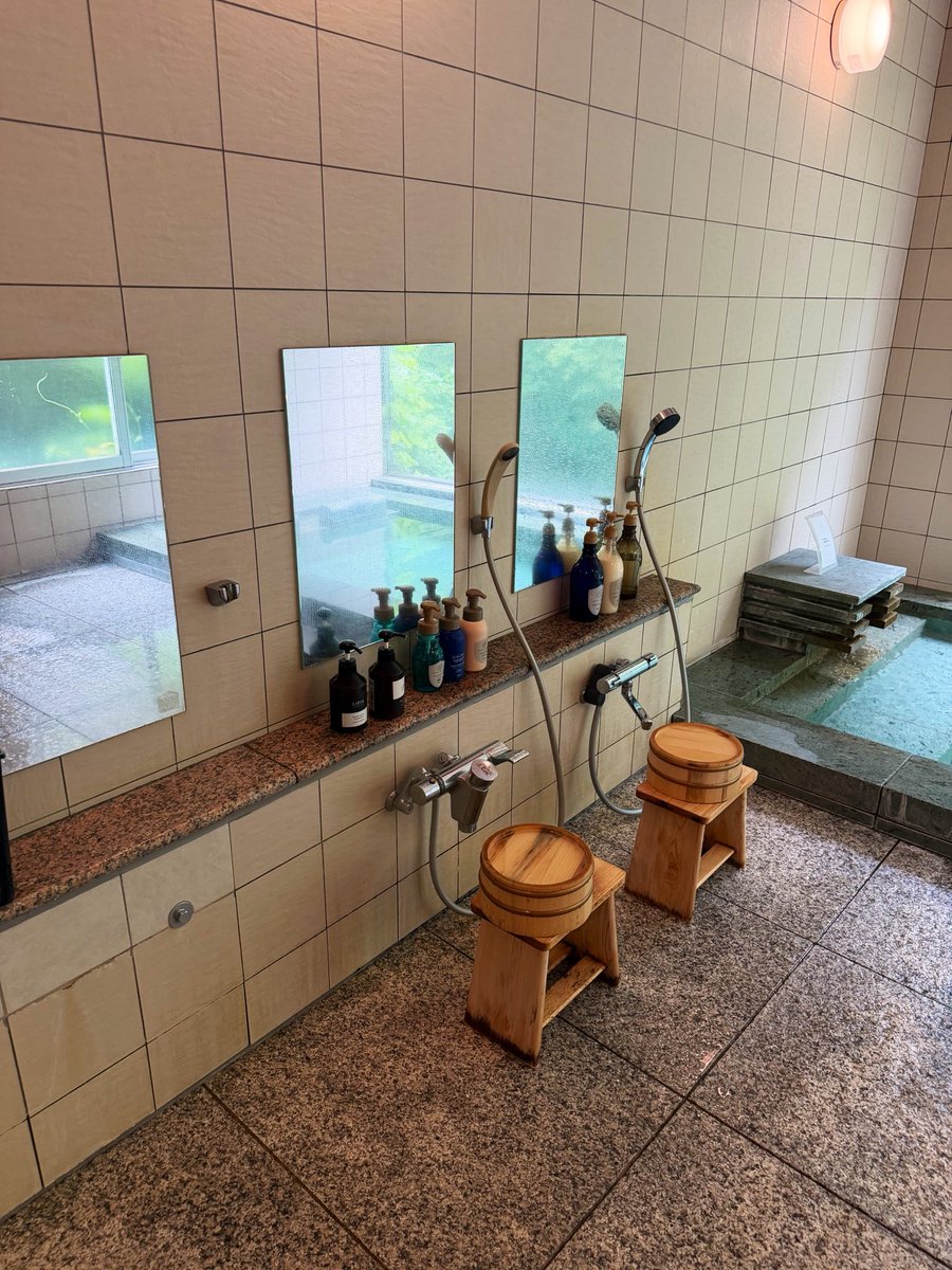 onsen_mami's tweet photo. 磐梯熱海温泉 守田屋♨️の貸切風呂 川音の湯
3つある貸切風呂のうち、1番広い貸切風呂です!!!窓からは川が見えて、景色がとても綺麗ですし、寝湯として利用もできるので、ぼーっとするのに最適でした🌱
洗い場もあります🫧 https://t.co/bp9Y6qjDGb