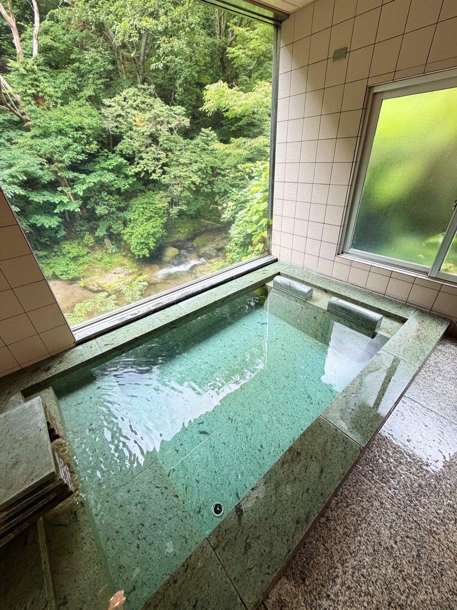 onsen_mami's tweet photo. 磐梯熱海温泉 守田屋♨️の貸切風呂 川音の湯
3つある貸切風呂のうち、1番広い貸切風呂です!!!窓からは川が見えて、景色がとても綺麗ですし、寝湯として利用もできるので、ぼーっとするのに最適でした🌱
洗い場もあります🫧 https://t.co/bp9Y6qjDGb