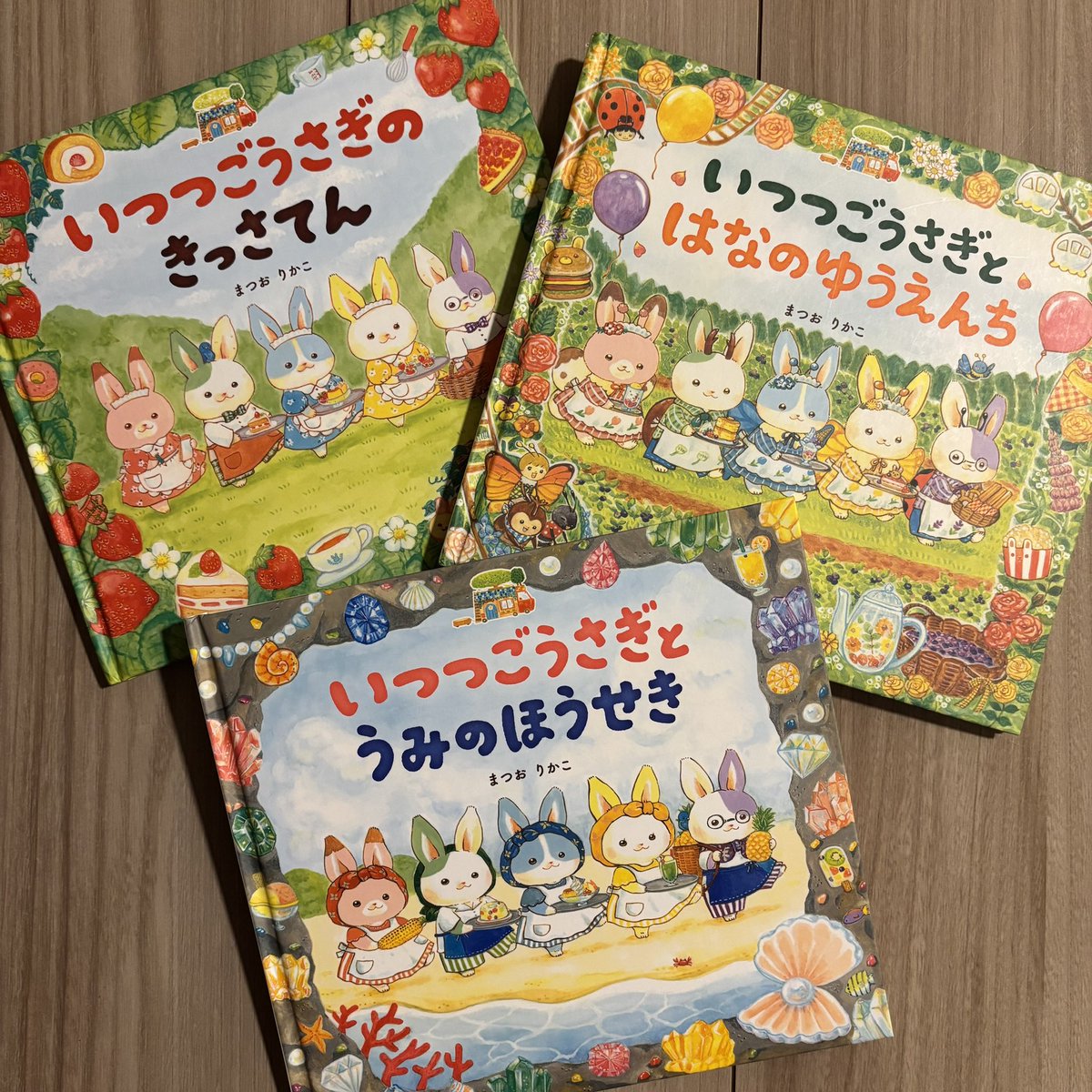coronekorin's tweet photo. 最近のえほん事情📚
「まつお りかこ」さんのものに、母娘そろってどハマり中。絵が本当にかわいい。

１枚目📕ポケモンがだいすきな娘のお気に入り。
２枚目📗ページ破れる😿くらい、今いちばん娘が気に入ってるシリーズ。
３枚目📘最近買ったハロウィンのしかけ絵本。 https://t.co/t94xpNHALs