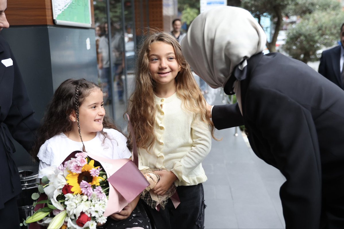 MahinurOzdemir's tweet photo. 📍Türkiye Yüzyılı Buluşmaları İstanbul

Bakanlığımız tarafından desteklenen kıymetli ailelerimiz ve yavrularımızla buluştuk.

Bizler, her evladımızın ailesinin yanında sevgiyle büyümesini, kendi yuvasında geleceğe hazırlanmasını önemsiyoruz.

Bu kapsamda çocuklarımızın sağlıklı gelişimini desteklemeye devam ediyoruz.

Yavrularımızın yüzündeki tebessüm olmayı, kimseyi geride bırakmayan bir anlayışla çalışmayı sürdüreceğiz.