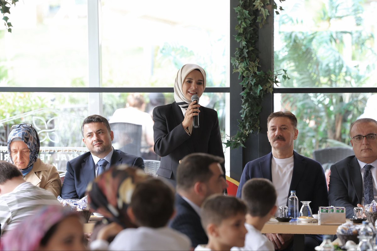 MahinurOzdemir's tweet photo. 📍Türkiye Yüzyılı Buluşmaları İstanbul

Bakanlığımız tarafından desteklenen kıymetli ailelerimiz ve yavrularımızla buluştuk.

Bizler, her evladımızın ailesinin yanında sevgiyle büyümesini, kendi yuvasında geleceğe hazırlanmasını önemsiyoruz.

Bu kapsamda çocuklarımızın sağlıklı gelişimini desteklemeye devam ediyoruz.

Yavrularımızın yüzündeki tebessüm olmayı, kimseyi geride bırakmayan bir anlayışla çalışmayı sürdüreceğiz.