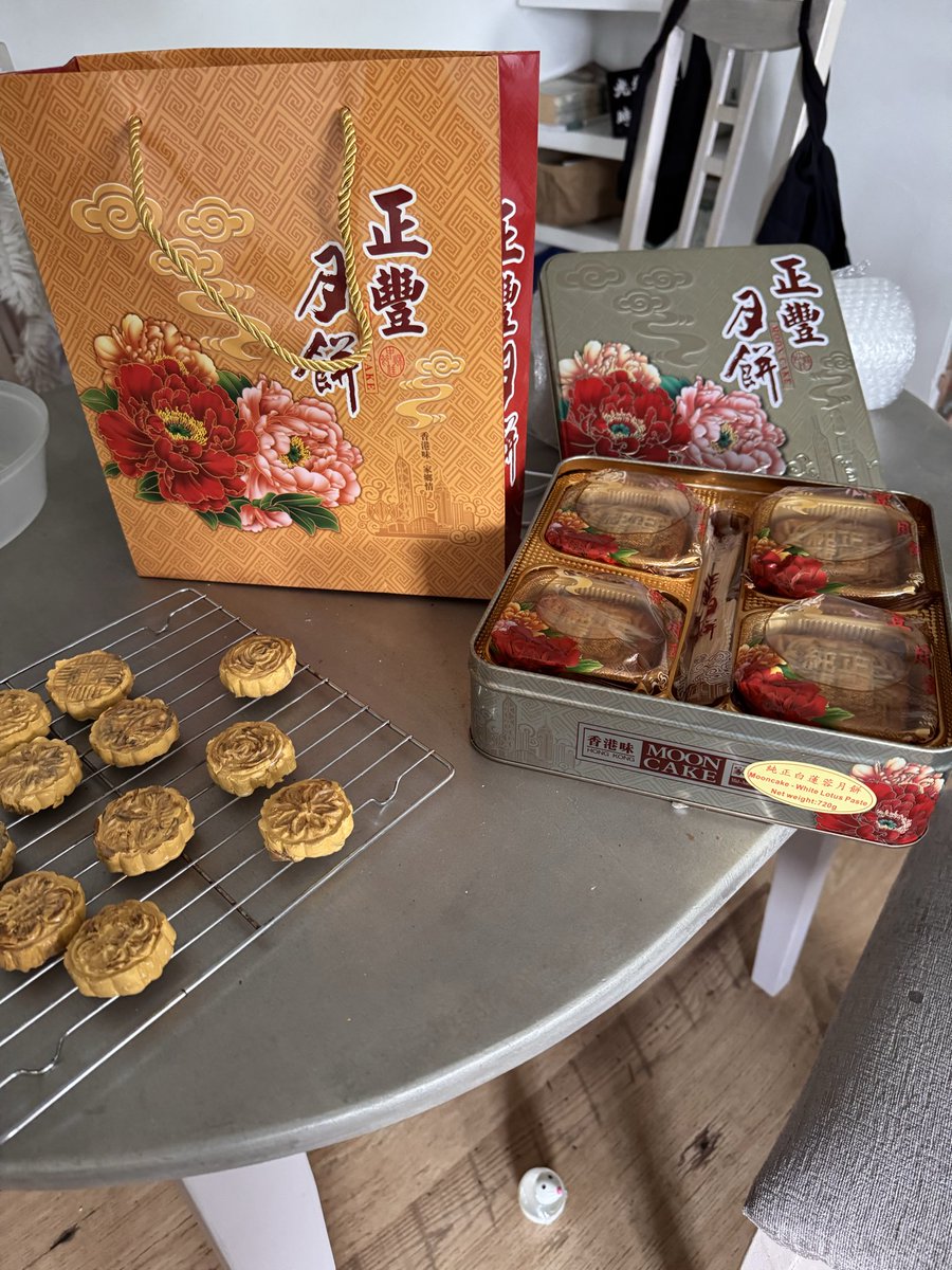 mumofblack's tweet photo. Looking forward to spending the evening with some of my amazing HK friends 
Proper mooncakes in the bag and clay ones for gifts
🥰 https://t.co/3jqfryuMKx
