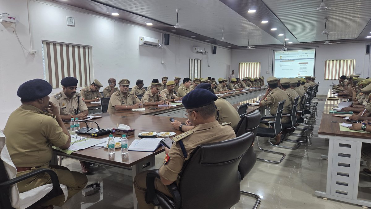 bandapolice's tweet photo. #bandapolice अपर पुलिस अधीक्षक बांदा शिवराज द्वारा पुलिस लाइन सभागार में महिला एवं बाल अपराधों की रोकथाम, गुमशुदा बच्चों की बरामदगी, वात्सल्य पोर्टल, किशोर न्याय अधिनियम की धारा 94 के अंतर्गत आयु निर्धारण प्रक्रिया एवं साइबर अपराधों के संबंध में दिए गए दिशा-निर्देश ।
#UPPolice https://t.co/06IanhrYG5