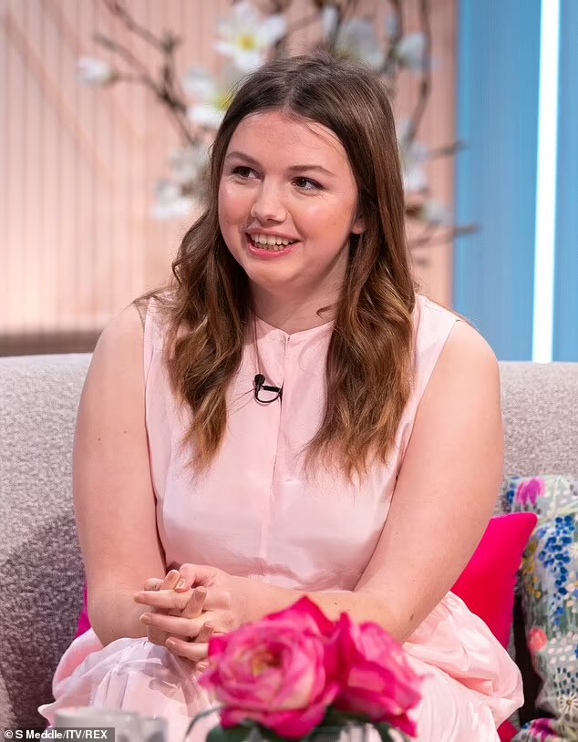 bjrpol's tweet photo. Hannah Murray (Cassie de skins) raconte comment elle s’est faite enrôler dans une secte néopaienne, ses problèmes de santé mentale, son séjour en hp… Ça m’a permis d’apprendre qu’en fait elle joue pas vraiment dans ses rôles et qu’elle adore démultiplier les emojis en mp https://t.co/rEeUzqkUgc