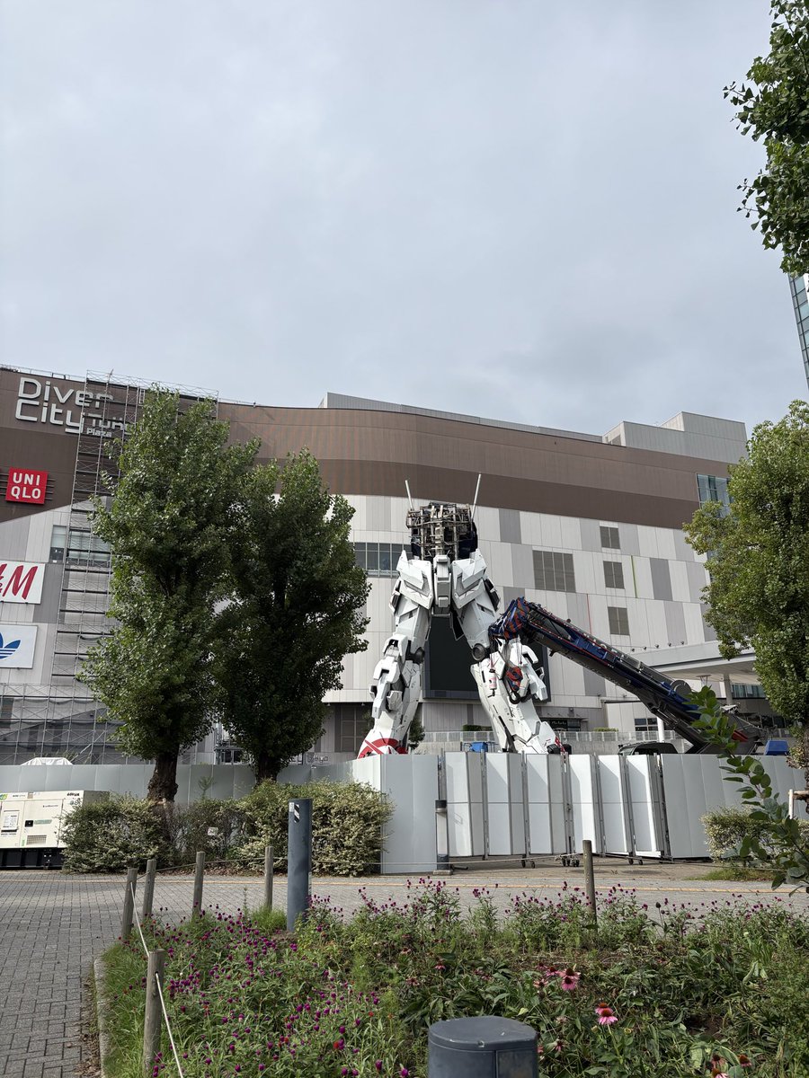 masadream0529's tweet photo. お台場のガンダム、解体途中で若干のグロかった。 https://t.co/QfzHlNvm2H