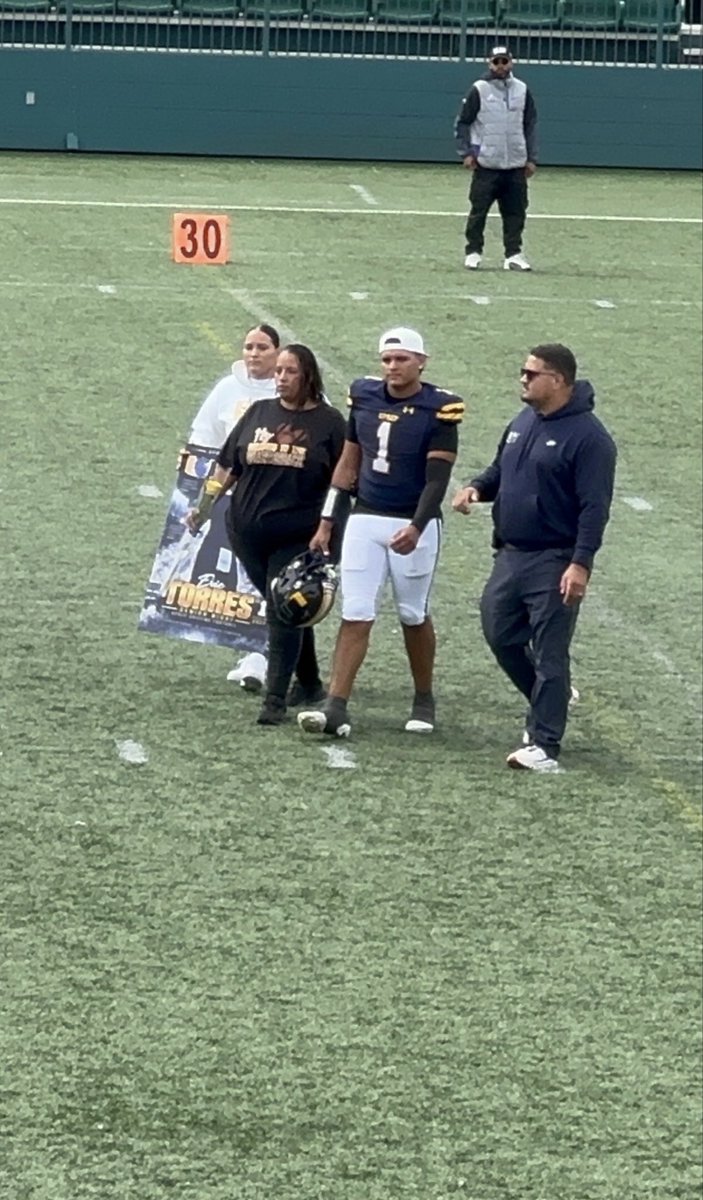 EricTorresQb17's tweet photo. Game 4, Senior game! thanks to my team we took the win over Hutch Tech 41-12! 
I was 
12/17
227 passing yards (79 away from 1,000)
3 Touchdowns 
@UprepFball @CoachIcy16 https://t.co/8s263xX8aS
