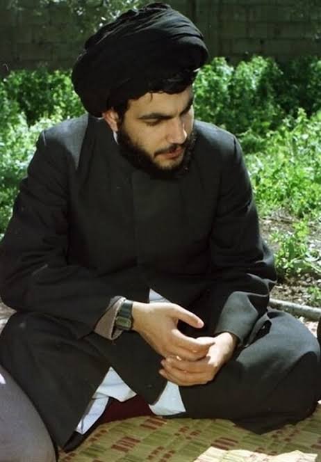 z_zoro_7kl's tweet photo. لشکرِ شیاطین میخواست،صدایِ حقیقت که از حنجره #سید_مقاومت با طنینی محکم پتکی میشد که خواب خودکام ها را آشفته میکرد،خاموش کند ولی او در لشکریانِ خدا تکثیر شد و ادامه یافت... https://t.co/4BLHKi80FA