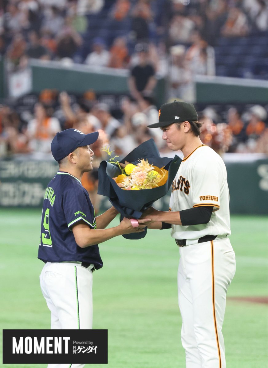 MOMENTbygendai's tweet photo. #読売ジャイアンツ 対 #ヤクルトスワローズ 引退する #石川雅規 投手に花束を渡す #坂本勇人　選手　#巨人　#ヤクルト
  #プロ野球 #NPB #野球 #東京ドーム https://t.co/sPZWlzTLs8