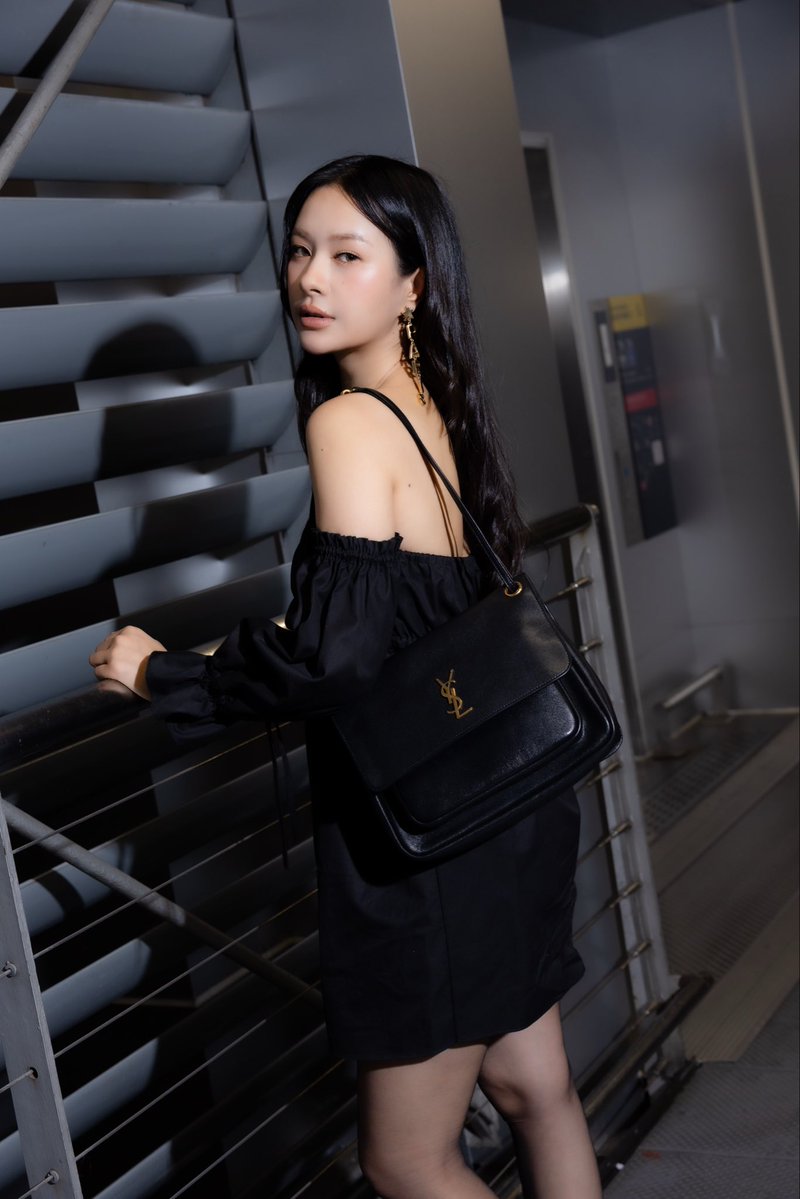 thaifashiond's tweet photo. #UPDATE: มิ้ลค์-พรรษา @panlyyy เข้าร่วมชม Saint Laurent Women’s Summer 27 ณ Paris Fashion Week วันที่ 30 ก.ย. เวลา 02.00 น. (ไทย) มาในลุคเดรสสั้นสีดำเปิดไหล่ พร้อมต่างหู YSL PARIS, รองเท้าส้นสูง BABYLONE BRETEUIL และกระเป๋า NIKI Soft Medium

@YSL
#YSL #SaintLaurent
#YSLxMilkPansa https://t.co/gtZ69IjhKq
