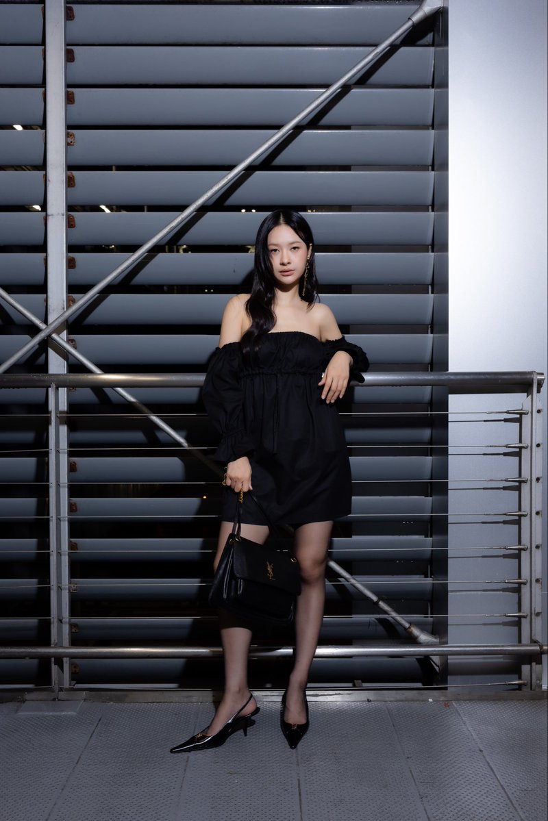 thaifashiond's tweet photo. #UPDATE: มิ้ลค์-พรรษา @panlyyy เข้าร่วมชม Saint Laurent Women’s Summer 27 ณ Paris Fashion Week วันที่ 30 ก.ย. เวลา 02.00 น. (ไทย) มาในลุคเดรสสั้นสีดำเปิดไหล่ พร้อมต่างหู YSL PARIS, รองเท้าส้นสูง BABYLONE BRETEUIL และกระเป๋า NIKI Soft Medium

@YSL
#YSL #SaintLaurent
#YSLxMilkPansa https://t.co/gtZ69IjhKq