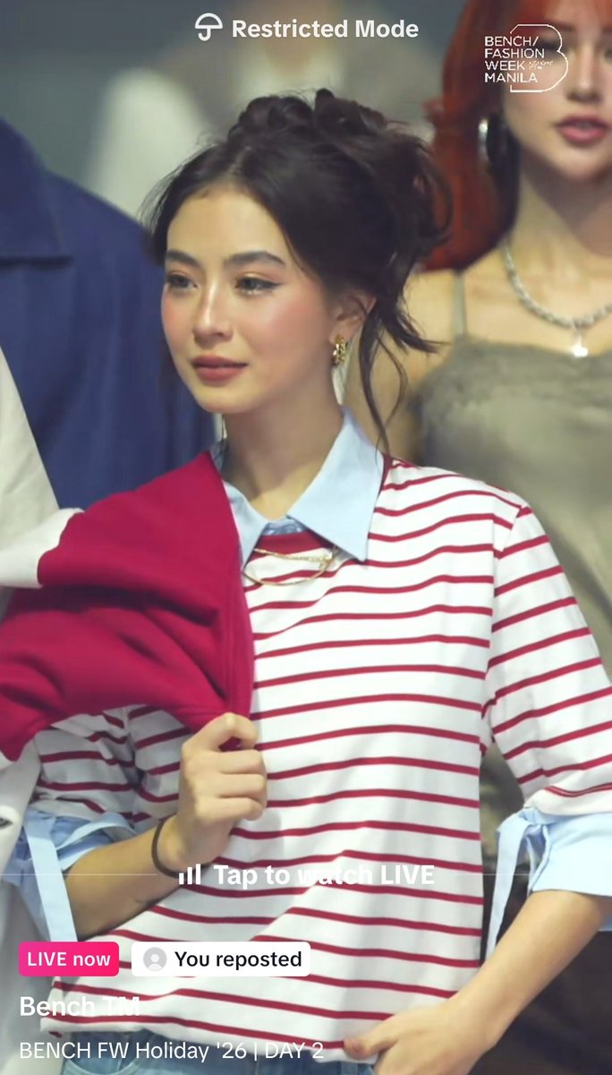cpuyaterz's tweet photo. She is serving looks tlga kada rampa nia sa bench stage... 

she's done curly, straight, w/bangs &amp; now this messy look bun hair, loved it!!! 

JMFYANG WEAR THE MOMENT
#SOFIASMITHRunwayChic https://t.co/RzRpmr2zt1