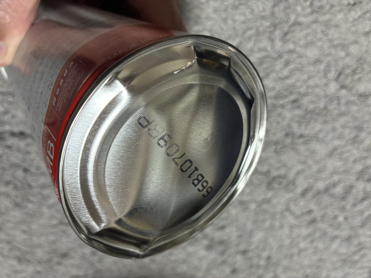 ubaneco's tweet photo. @AmazonHelp 
Amazonでエンジンオイルを２缶購入したら、２缶とも缶がベコベコ・・・
一つは蓋がひしゃげていて開かない・・・
なのに返品は承れないって何故？
蓋が開かないエンジンオイル缶をどうしろと？ https://t.co/z1lEDooJV7