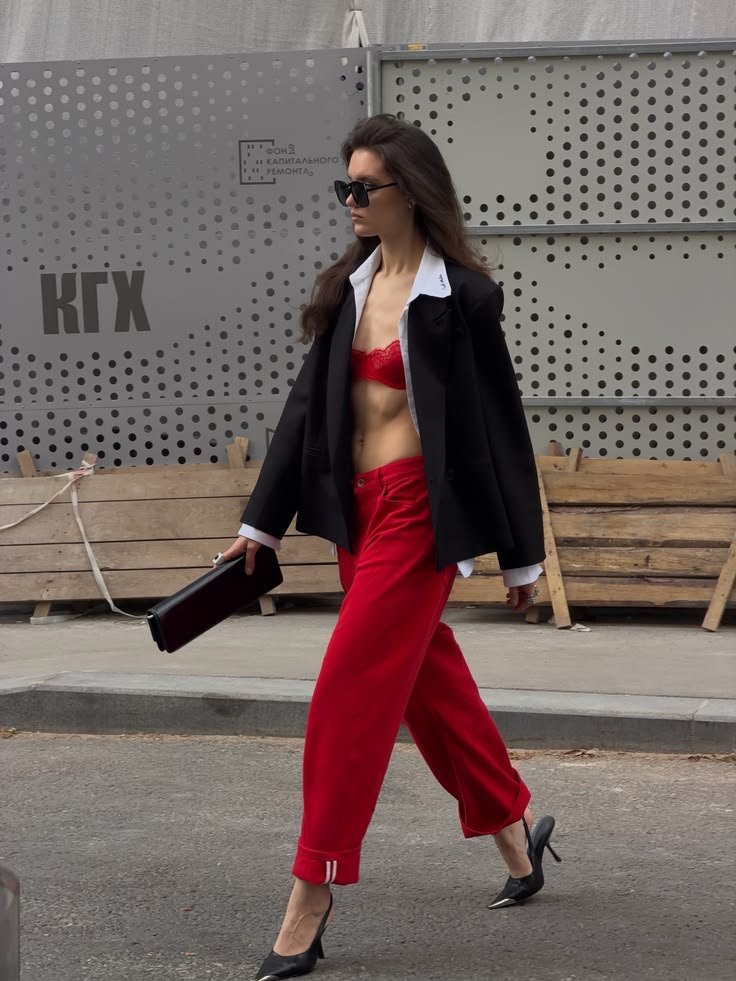 _herlore's tweet photo. red obsessed 🚨🚨🚨 https://t.co/dAiS6DkPNf