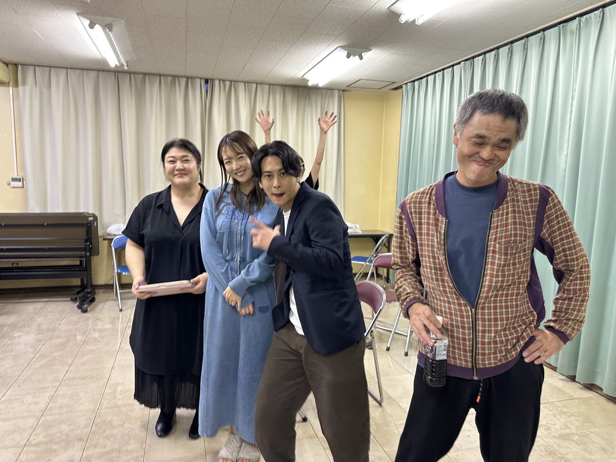 sherbet_20_8's tweet photo. 舞台本番まで残り【12日】🧟

本日より集中稽古開始！
初日はBチーム稽古でした✨

医者の家系で格式高い新郎・塁の鳥飼家🤵‍♂️
ごく一般的な家庭で生まれた新婦・真奈美の森本家👰‍♀️
クセ強な両家の親族が織りなす因縁のバトルやいかに、、、

チケットはこちら🎟️
https://t.co/OyrRvDET80 https://t.co/oUlBXdCJwA