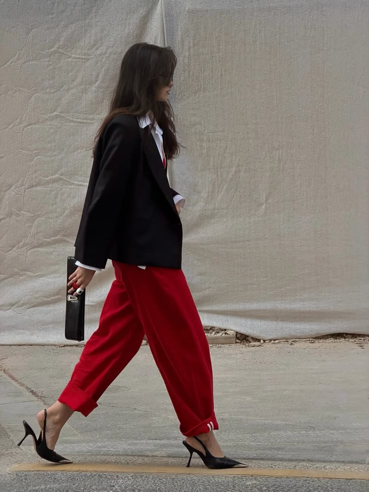 _herlore's tweet photo. red obsessed 🚨🚨🚨 https://t.co/dAiS6DkPNf