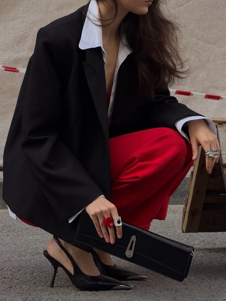_herlore's tweet photo. red obsessed 🚨🚨🚨 https://t.co/dAiS6DkPNf