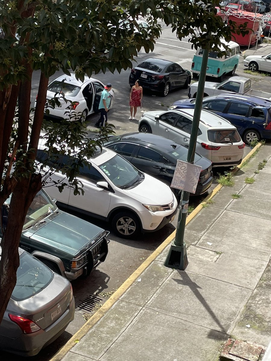 JohnnyMclenn's tweet photo. @Dr_Skull_ @PollsMX_ @A_VCarranza Es vía pública los vecinos pintaron sus números de departamentos https://t.co/GPlboy4bwi