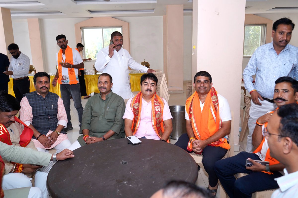 nsp2106's tweet photo. वाराणसी से वडनगर जा रही 'सेवा संकल्प यात्रा' आज ग्राम पंचायत अरवलिया, जनपद पंचायत फंदा पहुंची थी। इस यात्रा में सम्मिलित सतना के युवा साथी श्री प्रभांशु द्विवेदी का आज जन्मदिन था, जिसे हम सभी लोगों ने मनाया और उन्हें शुभकामनाएँ दीं।

#SevaYatra
#SevaSankalpAbhiyan https://t.co/FajkWqkaKv