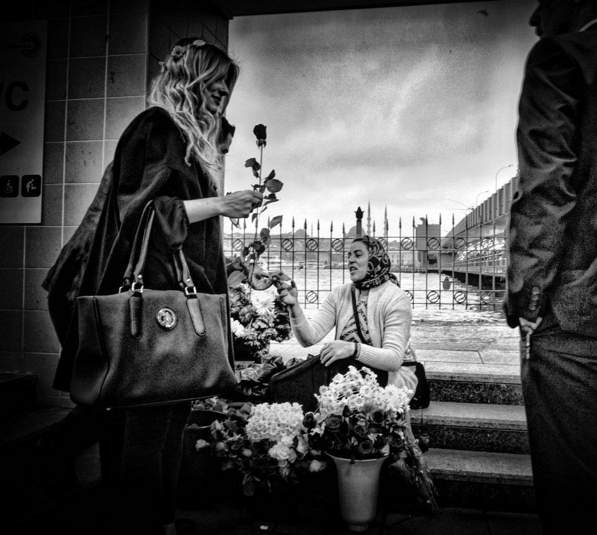 NiyalAkmanalp's tweet photo. #streetphotography #streetphoto #bnwphotography #photography #blackandwhite #womenstreetphotographers #noiretblanc #Monochrome #phojournalism #bnwphotography #SPICollective #lensculturestreets https://t.co/2Yfk1gRwMz