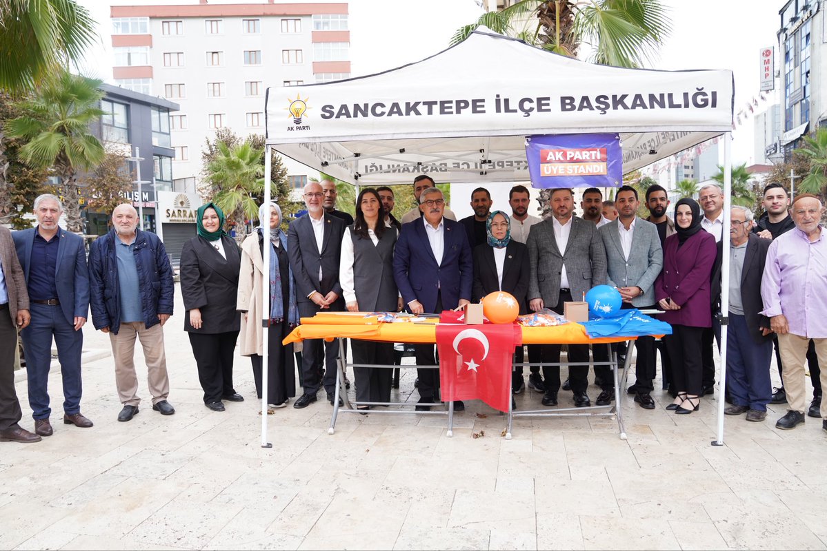 ak_sancaktepe's tweet photo. Türkiye Yüzyılı Buluşmaları İstanbul programımız kapsamında, Genel Başkan Yardımcımız Sayın Hüseyin Yayman ile birlikte Sancaktepe’mizde sahadayız.

Mahalle mahalle, sokak sokak, hane hane hemşehrilerimizle buluşuyor, gönüllere dokunuyor, talep ve beklentilerini doğrudan dinliyoruz.

Teşkilatımızın tüm kademeleriyle milletimizin yanında olmaya, Türkiye Yüzyılı hedeflerimizi komşularımızla birlikte büyütmeye devam ediyoruz. 

@HuseyinYayman 
@abdullahozdemir 
@halimaksu 
@rabiyakazak 
@DegemDeniz 
@FeyzullahTORLAK 
@akpartiistanbul
