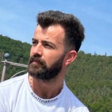 mizvan2's tweet photo. Bu biçimsiz tarzan sözde kendine apocu diyor, alakası yok sırf izlenmek için nakadar şehidlere küfür eden oç milliyetçi varsa adasına alıp benim değerim diye biliyor !T.. @BerbangPenaber https://t.co/qBVgdsrZg1