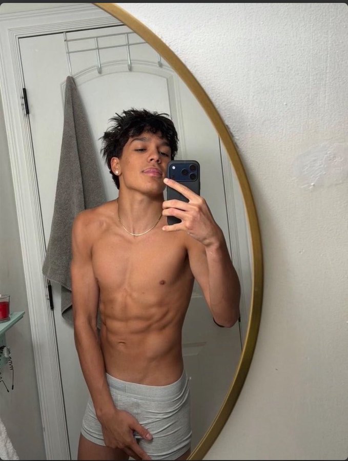 walkercarter749's tweet photo. Underwear trey makai https://t.co/89zMuCq1DF