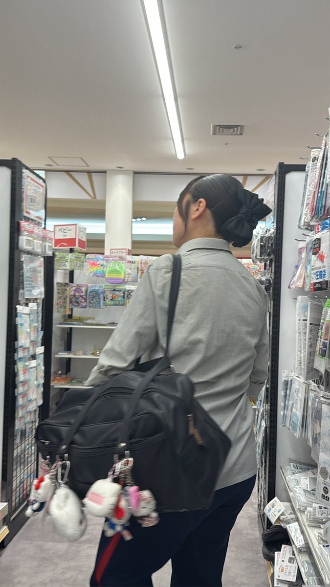 AAbdua773's tweet photo. リア友さんの後ろ姿なんか晒しちゃって♡

そんな晒して気持ちよくなりたいんですかぁ？♡

みなさんよかったら使ってくださいね♡ https://t.co/h3aWDFU1ZB