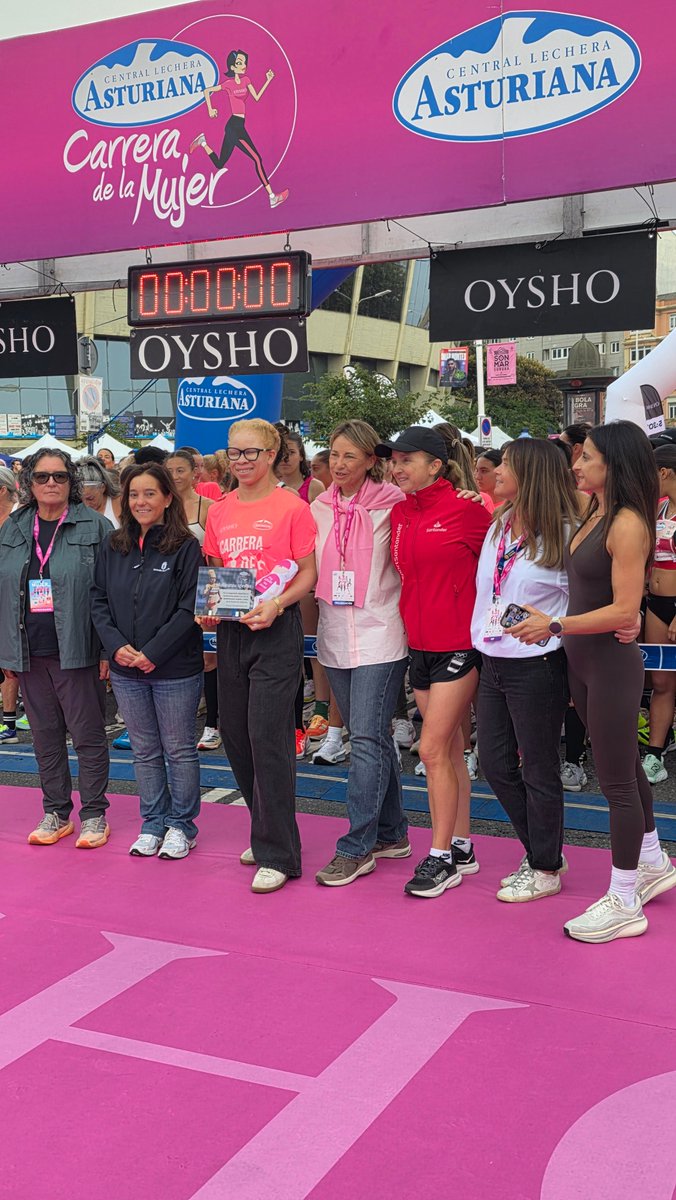 ACNURspain's tweet photo. Hoy, 30 mujeres refugiadas de Venezuela, Mauritania, Costa de Marfil, Ucrania y otros países participaron en la @CarreraMujer de A Coruña en el marco de su colaboración con ACNUR.

@AdiIglesias, homenajeada por la organización, dio el pistoletazo de salida.

#SomosImparables 💙 https://t.co/48Ss8fGudY