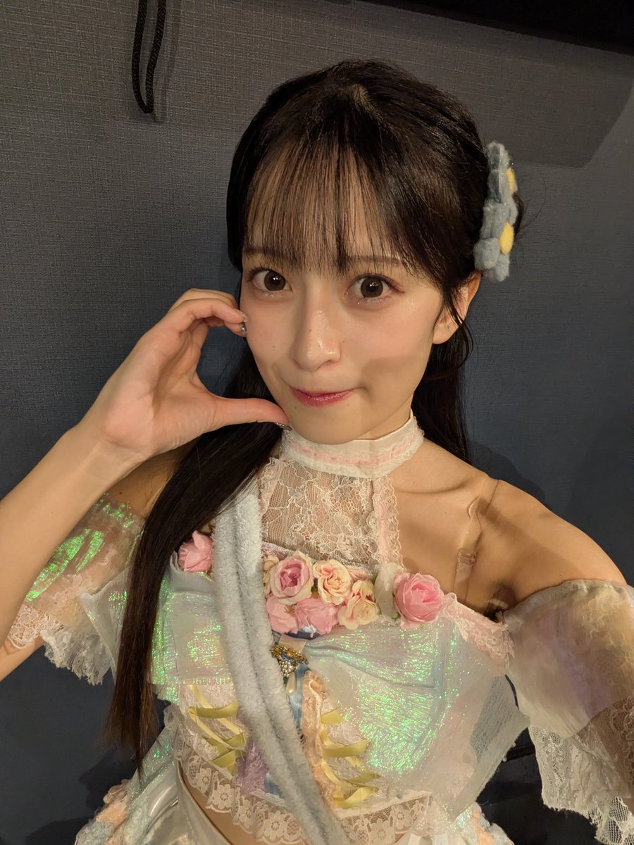 RgQzVEPw9H49109's tweet photo. 9月27日
もえちゃんに最近出回ってるチェキネタやってもらいました!
圧というよりメロい感じが伝わってきます笑
個人的にこの表情良き🫰🏻
今日ファンサしてくれてたらごめんね?
コール全然出来なくて落ち込んでました…(視線はだいやさんの有Tのうさぎ)
#coloration
#花園もえに萌え萌えキュン https://t.co/9RkBew2civ