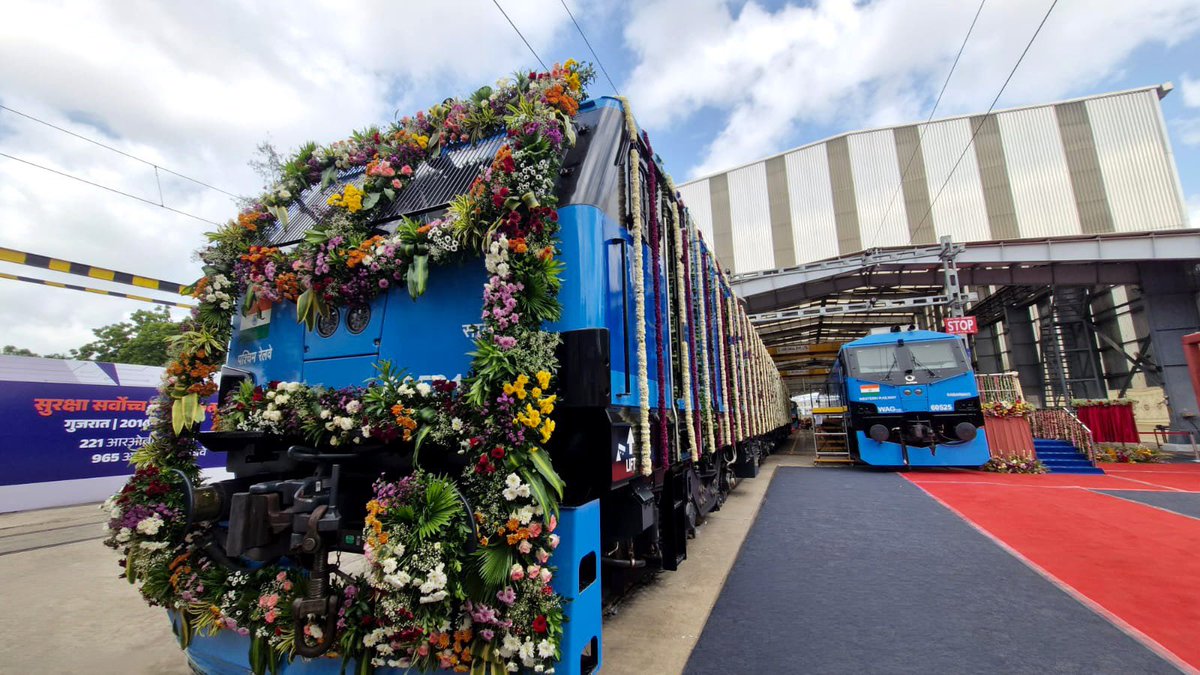 RailMinIndia's tweet photo. Hon’ble Union Minister of Home Affairs &amp; Cooperation Shri @AmitShah dedicated to the nation WAG-12 Locomotive Maintenance Shed at Sabarmati and flagged off WAG-12 locomotive.

#RailInfra4Gujarat https://t.co/V07I1EBtS9