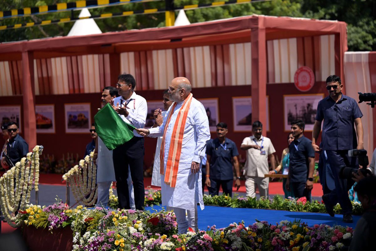 RailMinIndia's tweet photo. Hon’ble Union Minister of Home Affairs &amp; Cooperation Shri @AmitShah dedicated to the nation WAG-12 Locomotive Maintenance Shed at Sabarmati and flagged off WAG-12 locomotive.

#RailInfra4Gujarat https://t.co/V07I1EBtS9