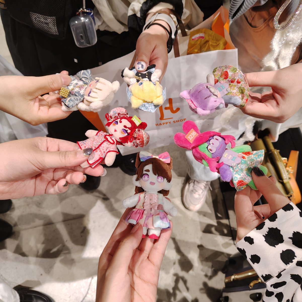 sr_reddish's tweet photo. 猫耳も茶髪も異色肌もいつかご縁があればいいなーーくらいでいたら一気に叶ったでござる！
あと今日先にゲットしてた靴のハートの色が肌の色とまさかの一致で驚き😳
まさかの場所でぷにグリもしたよ
#ぷにみお #単眼 #異色肌 https://t.co/DTWz2hkDyF