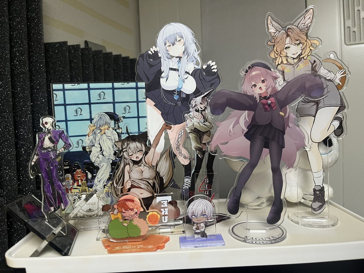 Ciel__vrc's tweet photo. アクスタ置き場がとてもいい感じになった！！！ https://t.co/0SA64FV2kM