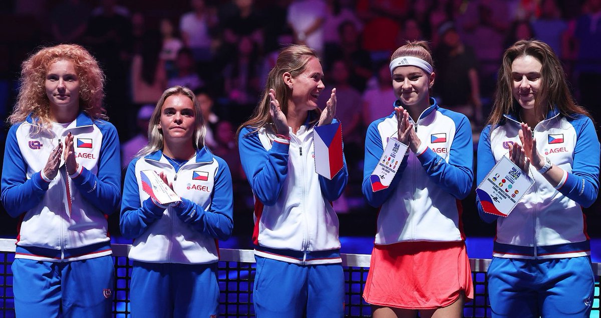 Isidorobvazquez's tweet photo. La Billie Jean King Cup tiene dueña.

Se dio la lógica: el premio a quien hace las cosas bien.

Si buscan una federación ejemplar desde hace años, miren a República Checa. Tienen jugadoras instaladas en la élite que se van consagrando y otras tantas en camino.

Entre las tenistas más disfrutables del circuito, siempre hay una checa. Su escuela es sinónimo de trabajo y evolución constante.

El tenis femenino es mejor con ellas. Título N°12 para la historia.

Merecidísimo.

🇨🇿❤️
