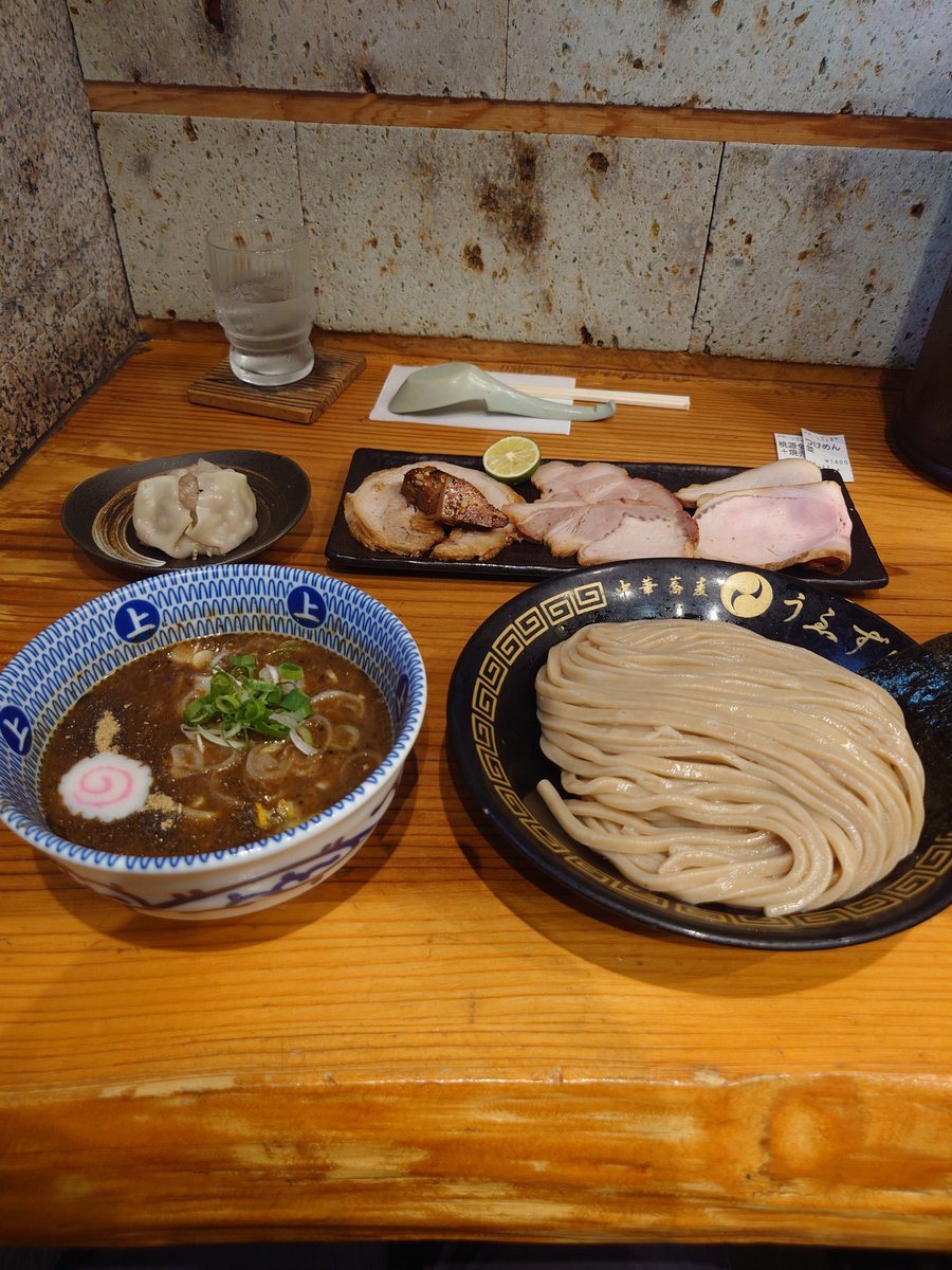 naritamryan's tweet photo. 中華蕎麦うゑず
初訪問
昼時ずらして行きましたが、やっぱり行列。
想像を超えるレベルの高い逸品でした。
また行きたい。 https://t.co/gQ5DmQDGmO
