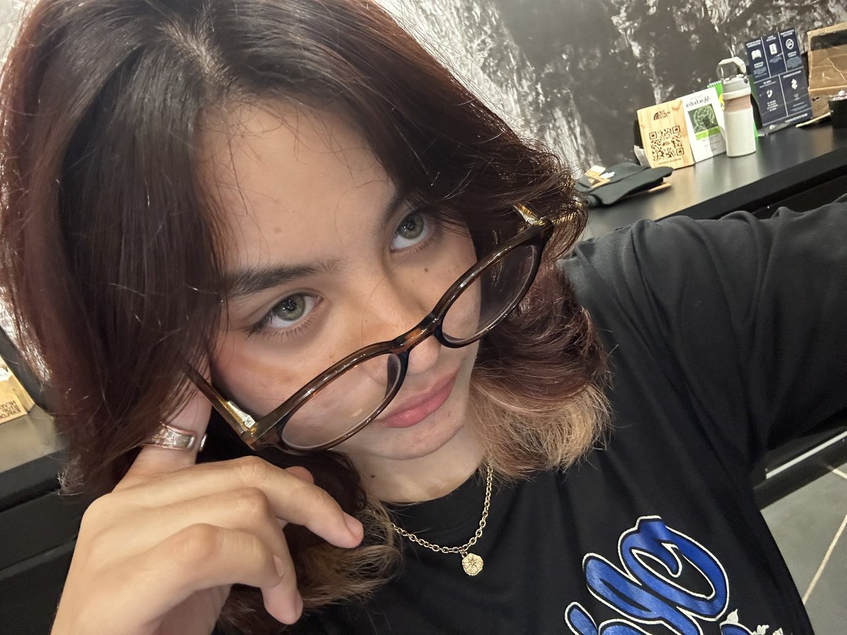 yjinrene's tweet photo. ontem um HOMEM deu em cima de mim por conta dos meus olhos https://t.co/UUVTcRyjYy