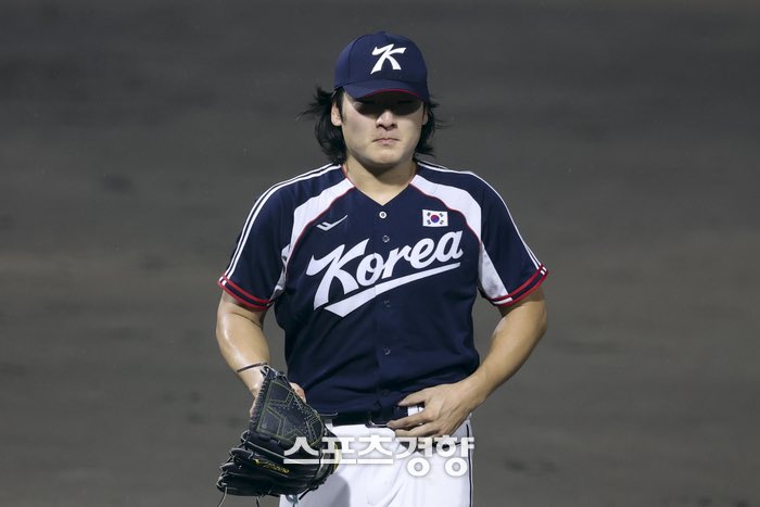 salt_bears's tweet photo. 통한의 1실점, 그러나 할 수 있는 걸 다했다… 결승에서도 곽빈은 빛났다 (출처 : 네이버 스포츠) https://t.co/wzPKRAt7O3

할 수 있는 걸 다했다. 곽빈이 아시안게임 결승 한일전 에이스 책임을 마쳤다. 7회 1사까지 딱 1점만 내주고 내려왔다.

곽빈은 27일 일본 아이치현 도요하시 시민구장에서 열린 결승전 선발 등판해 일본 타선을 완벽에 가깝게 틀어 막았다. 6.1이닝 동안 4피안타 2볼넷만 허용하고 탈삼진 9개를 잡았다.

굵은 빗줄기가 이어지며 제 컨디션으로 공을 던지기 쉽지 않은 환경이었지만 흔들리지 않았다. 지난 25일 슈퍼라운드 경기에서 짧고 간결한 타격으로 한국 투수들을 괴롭혔던 일본 타자들을 구위로 찍어 눌렀다.